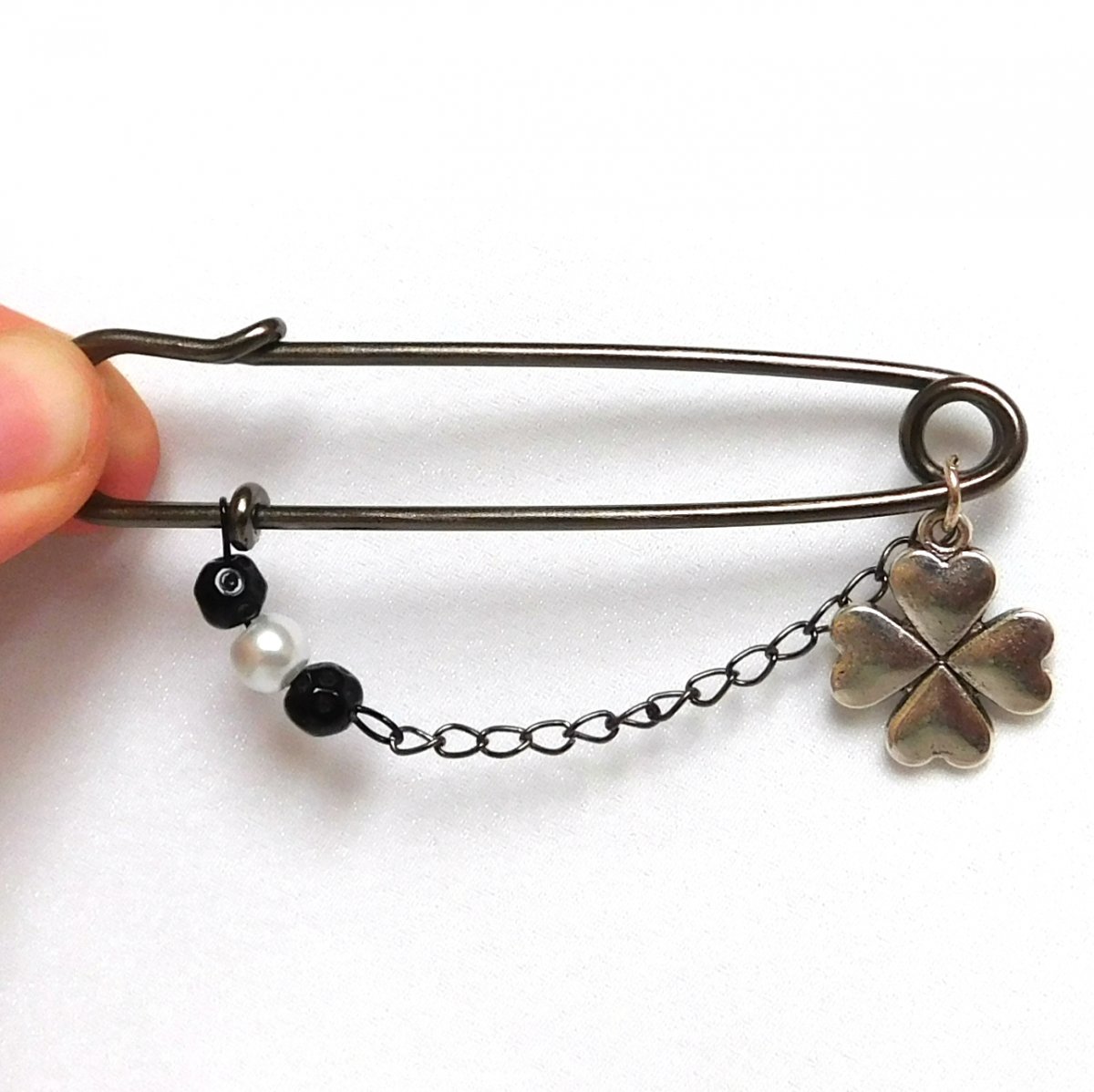 Ozdobný spínací špendlík, čtyři lístky