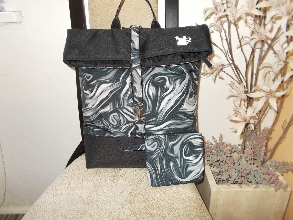 Rolovací batoh- famózní-taštička ZDARMA