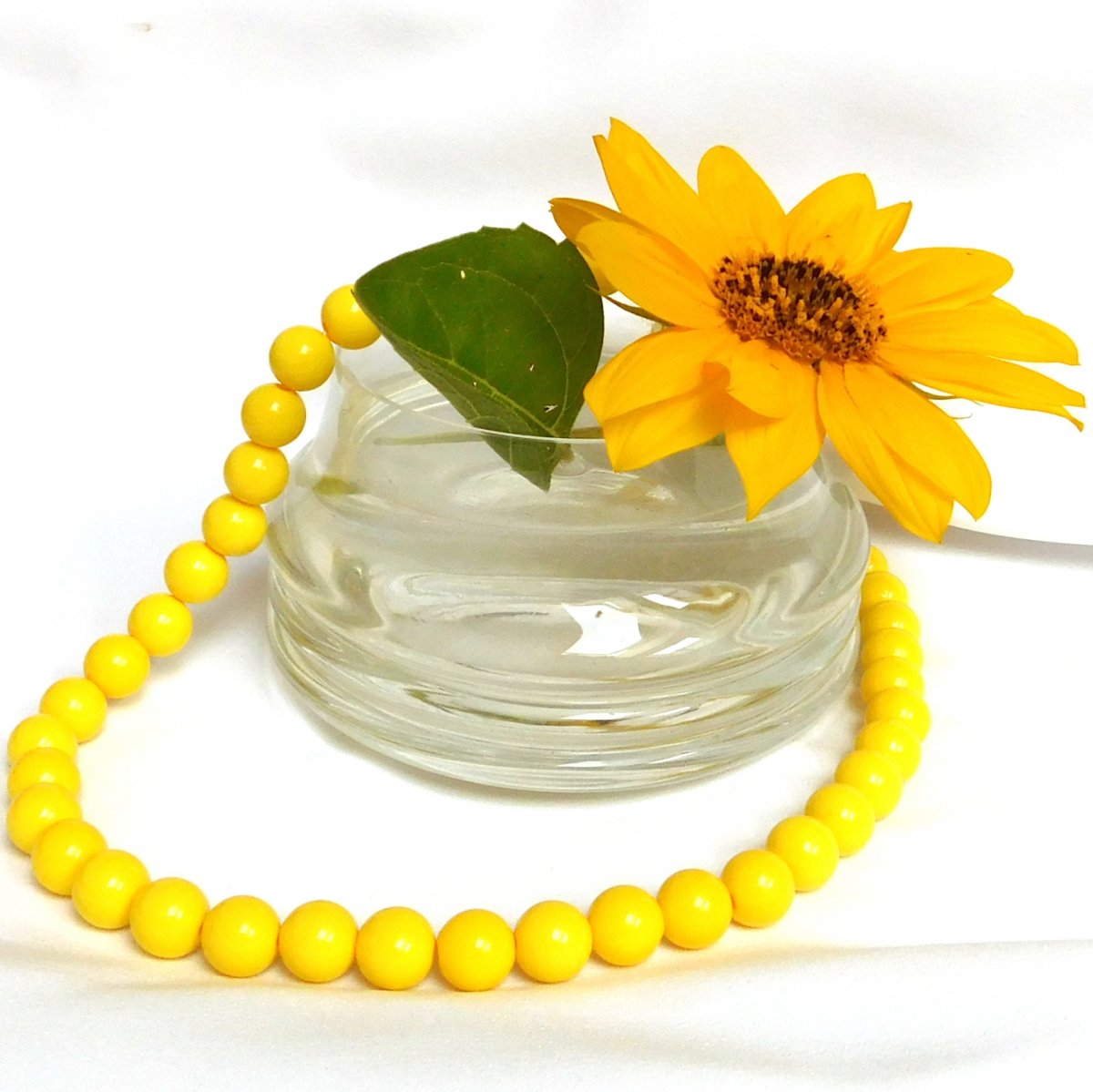 Žluté retro korále - plastové