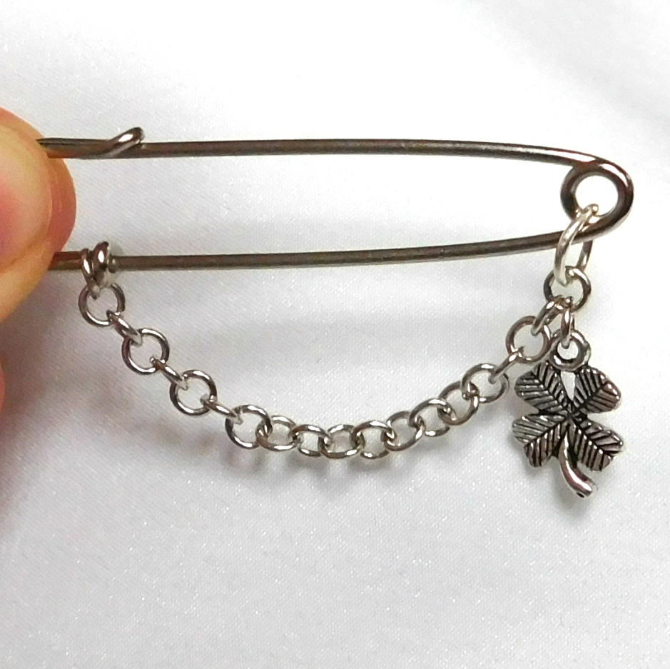 Ozdobný spínací špendlík, štístko