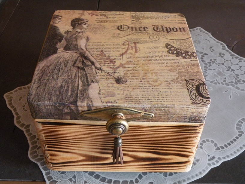 Krabička vintage staré noviny