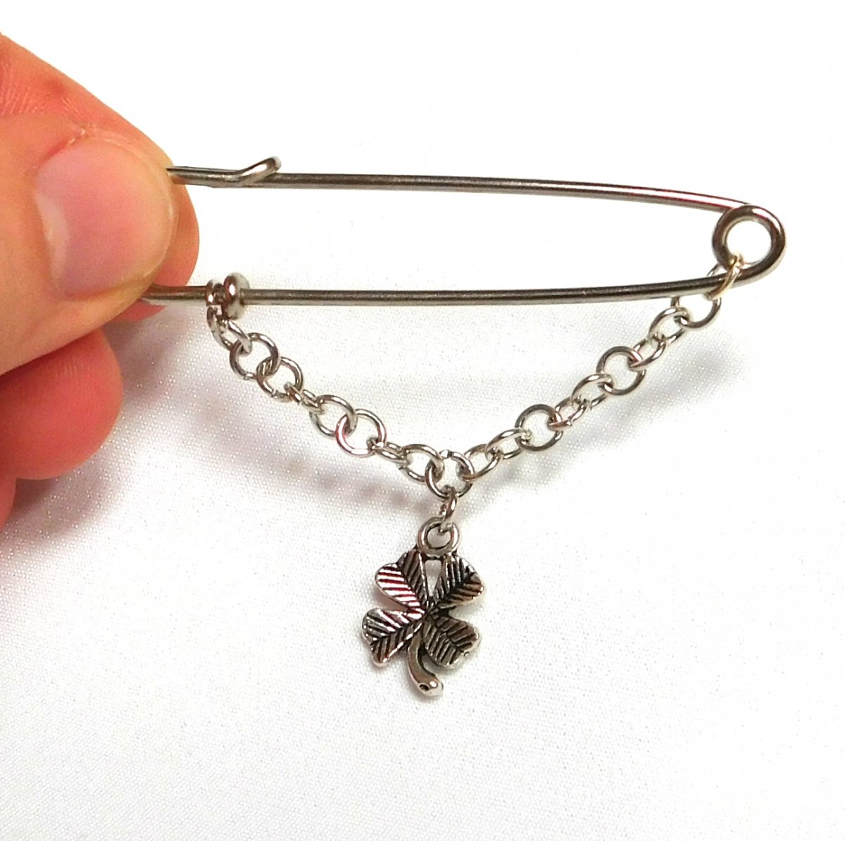 Ozdobný spínací špendlík, malé štístko