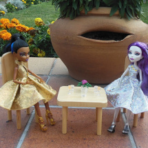 Stolek a židle pro panenku Barbie a Monster High