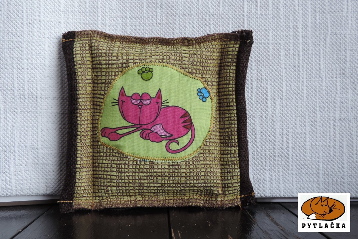 MAZLÍCÍ PODUŠKA SE ŠANTOU KOČIČÍ