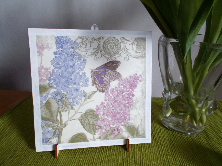 Modrásek mezi šeříky