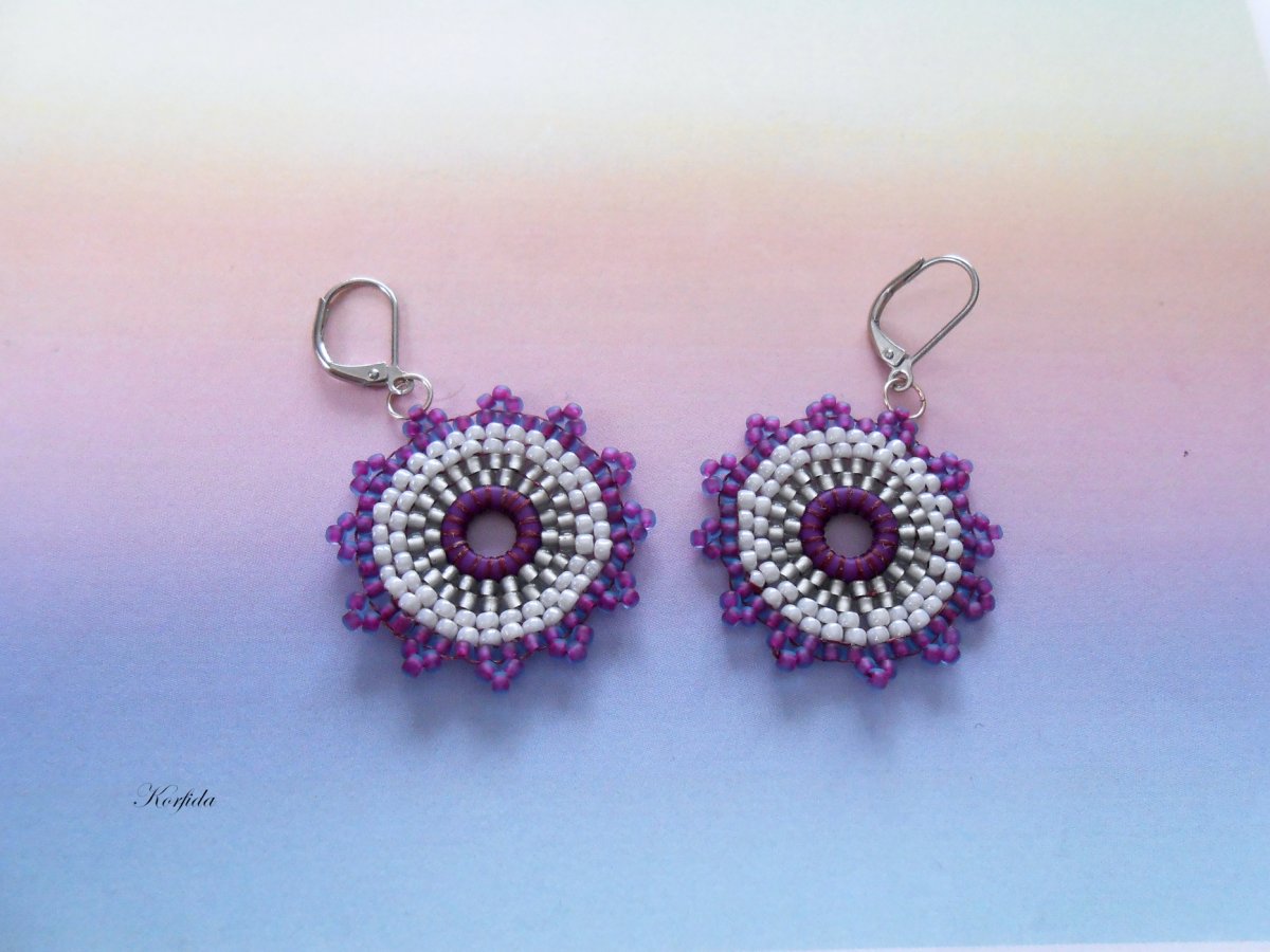 Náušnice šité pestrobarevný květ fialovobílý
