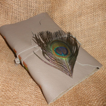 Kožený zápisník s pavím pírkem