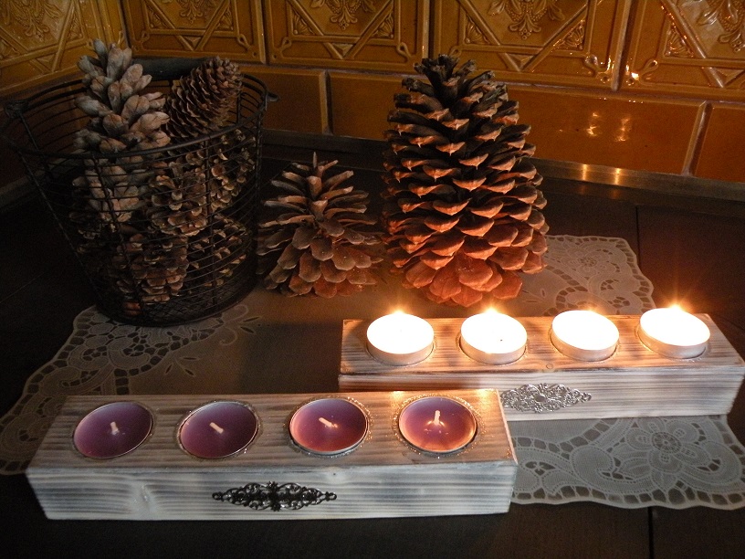 Dřevěný svícen z masívu s filigrány na 4 svíčky