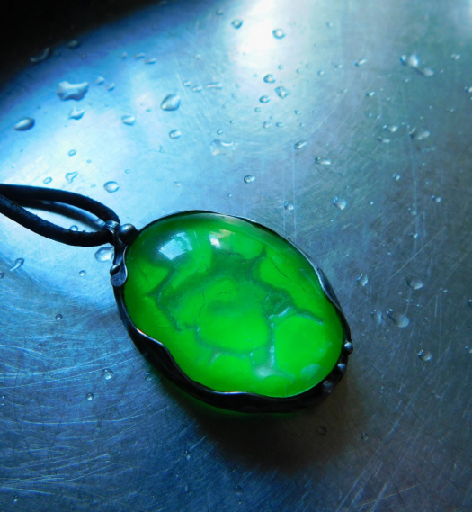 Verde luz...(sklo svítící ve tmě) autorský šperk