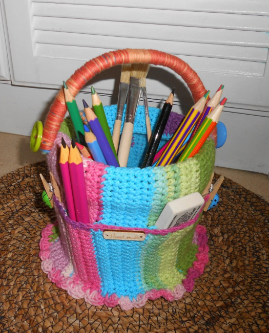 Háčkovaný košík + pastelky, tužky, guma
