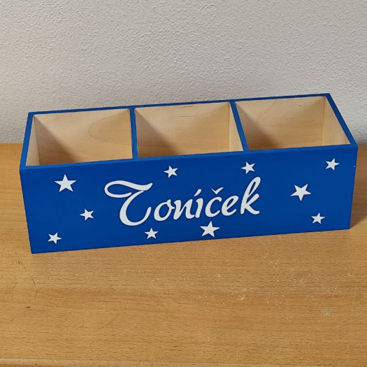 Velký dřevěný pastelkovník se jménem
