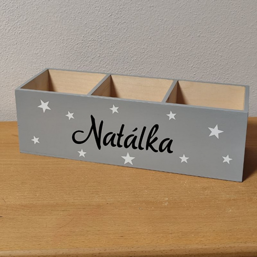 Velký dřevěný pastelkovník se jménem