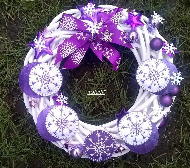 Vánoční fialovobílý věneček se sněhovými vločkami
