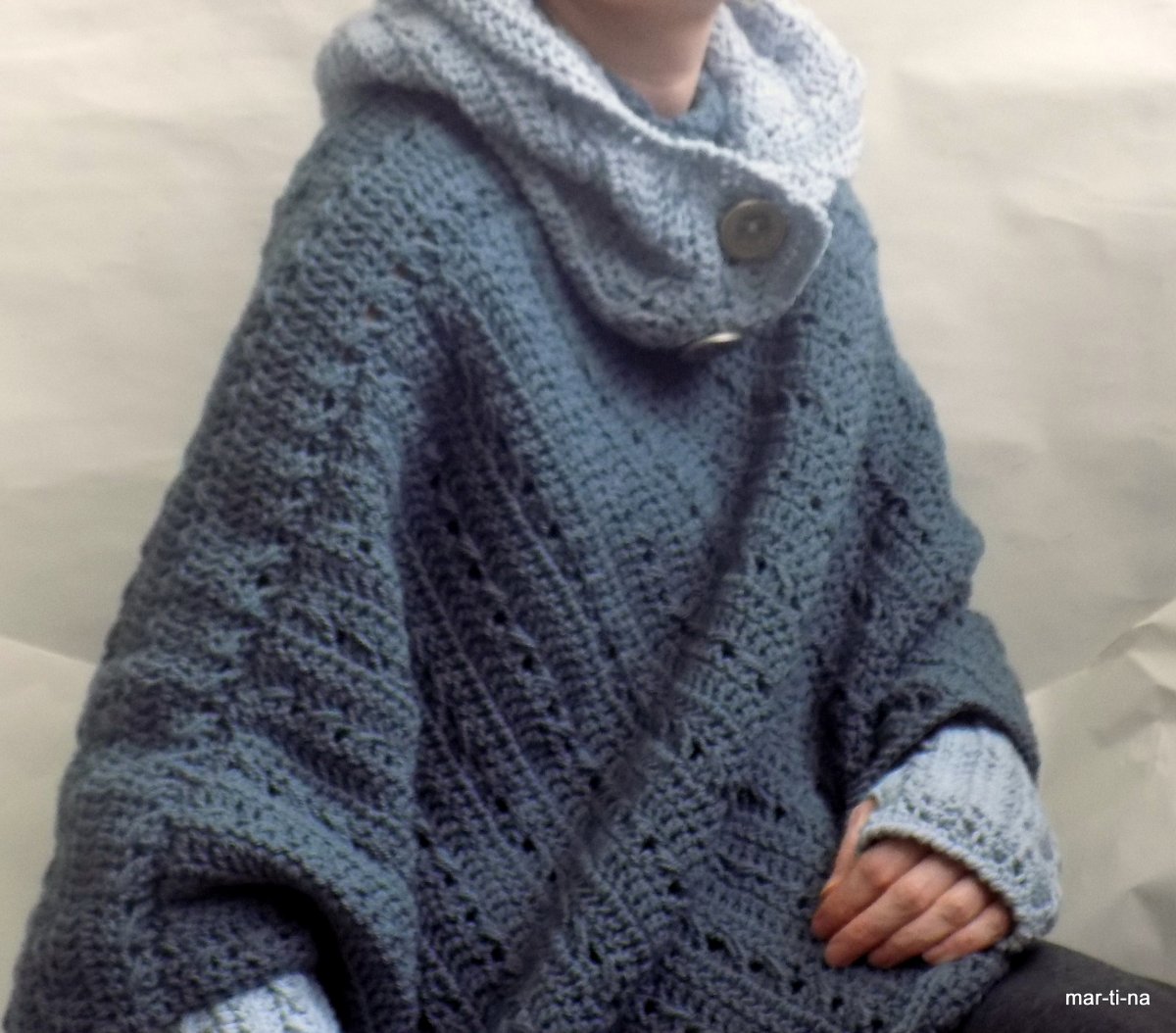 Tmavě šedé pončo