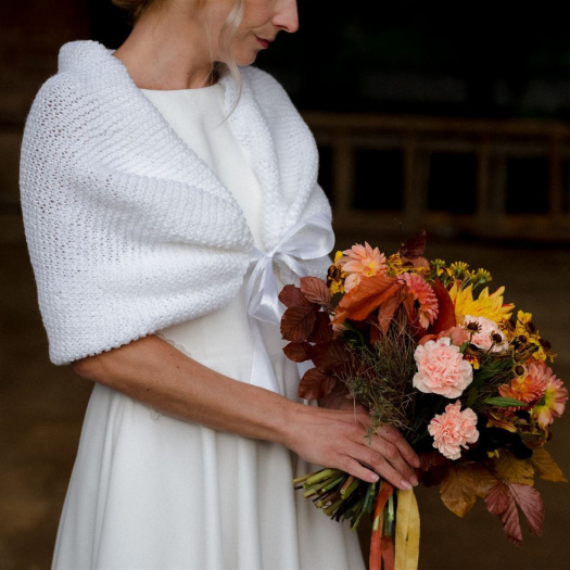 Zářivě bílý svatební pléd s mašlí