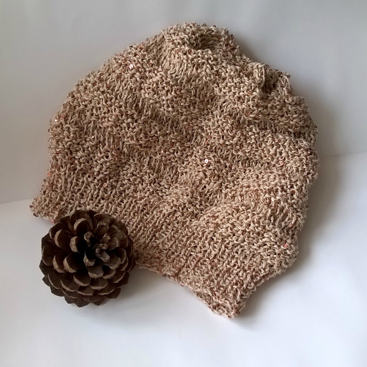 Béžová čepice s fitry