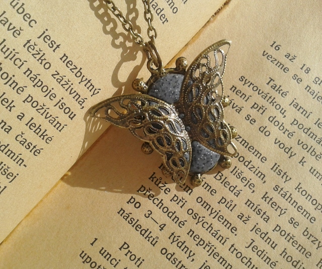 Vintage můra náhrdelník