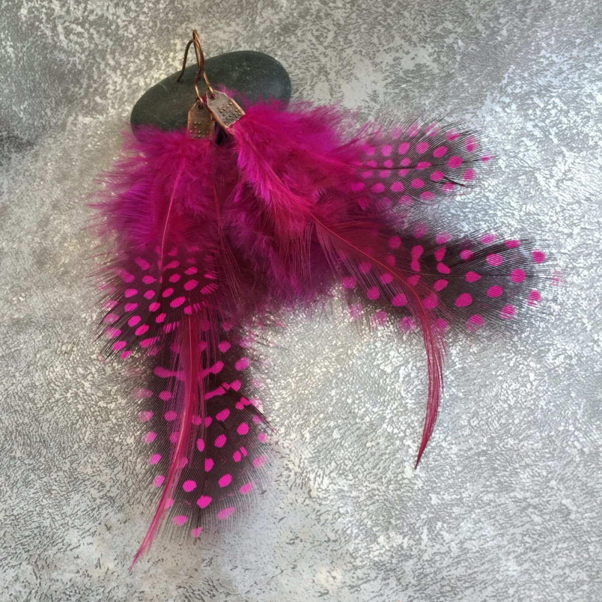 Fuchsiová kropenatá pírka