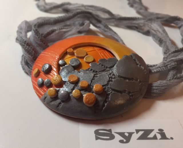 Náhrdelník v oranžové