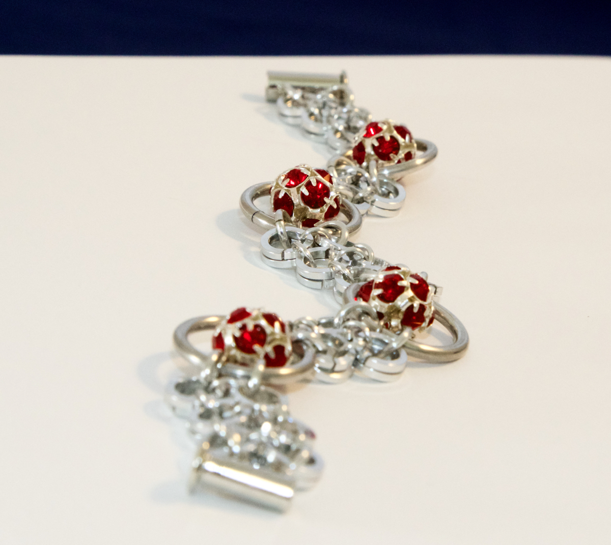 Jiskřivý parádník v červeném