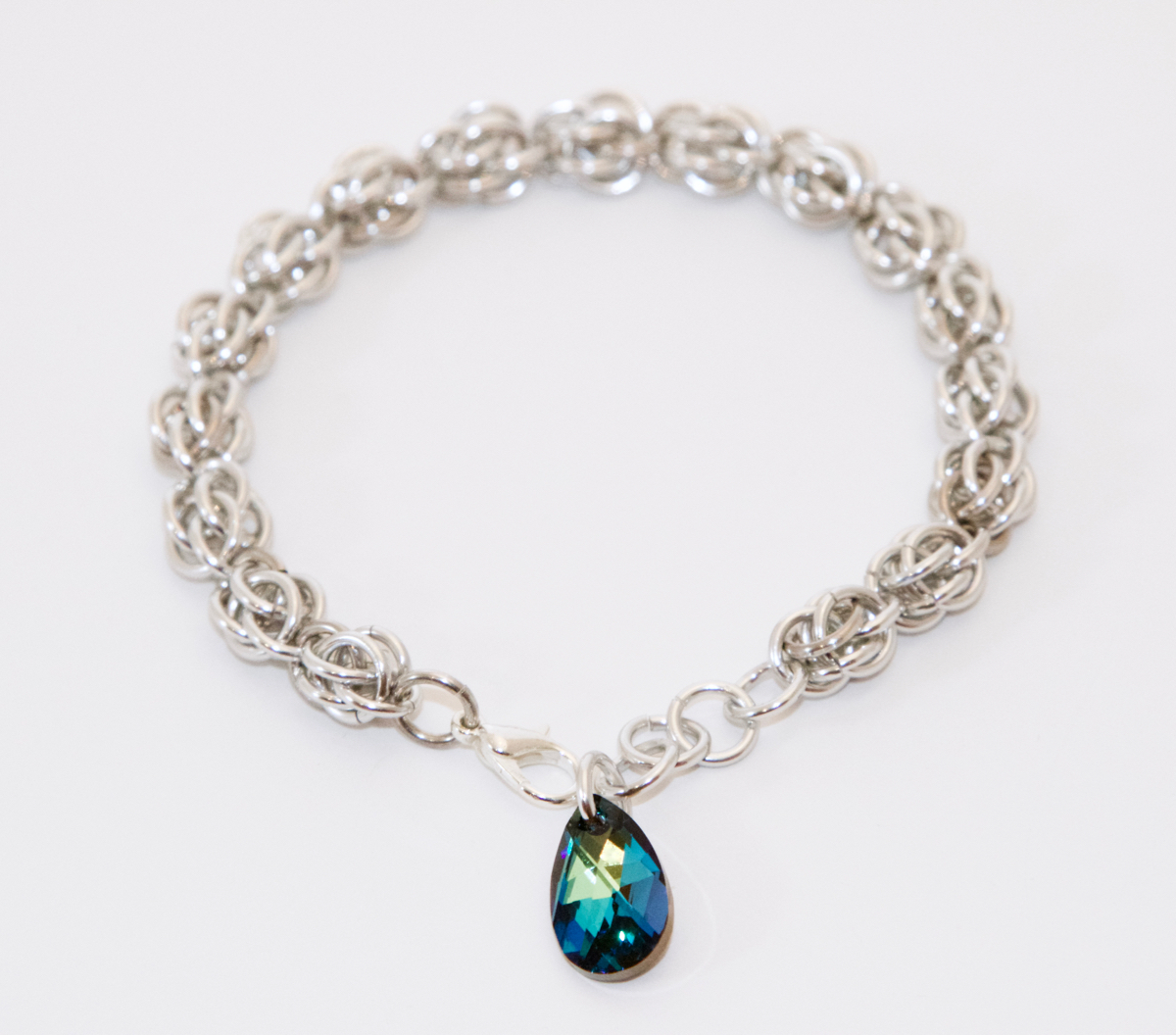 Tajemná kapka na náramku