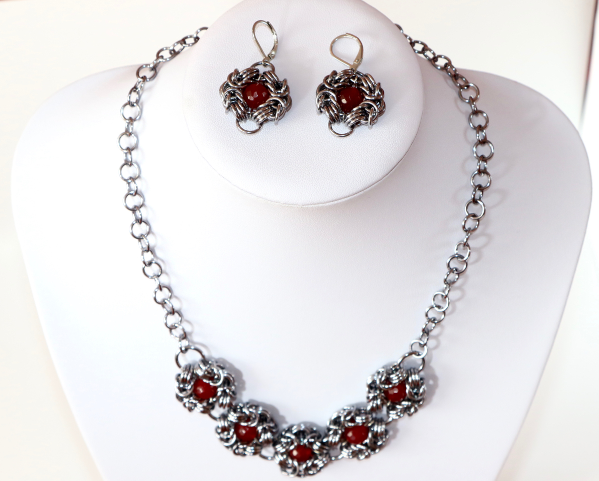 Jadeitový kytičkový náhrdelník