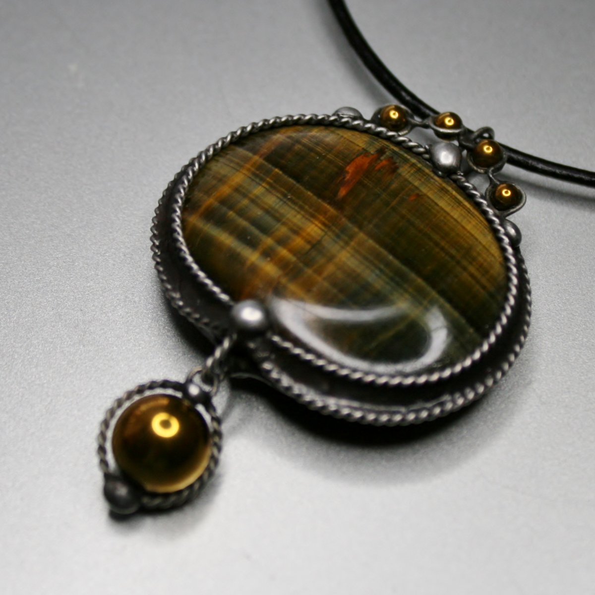 Prozářený sluncem (tygří oko, hematit)   