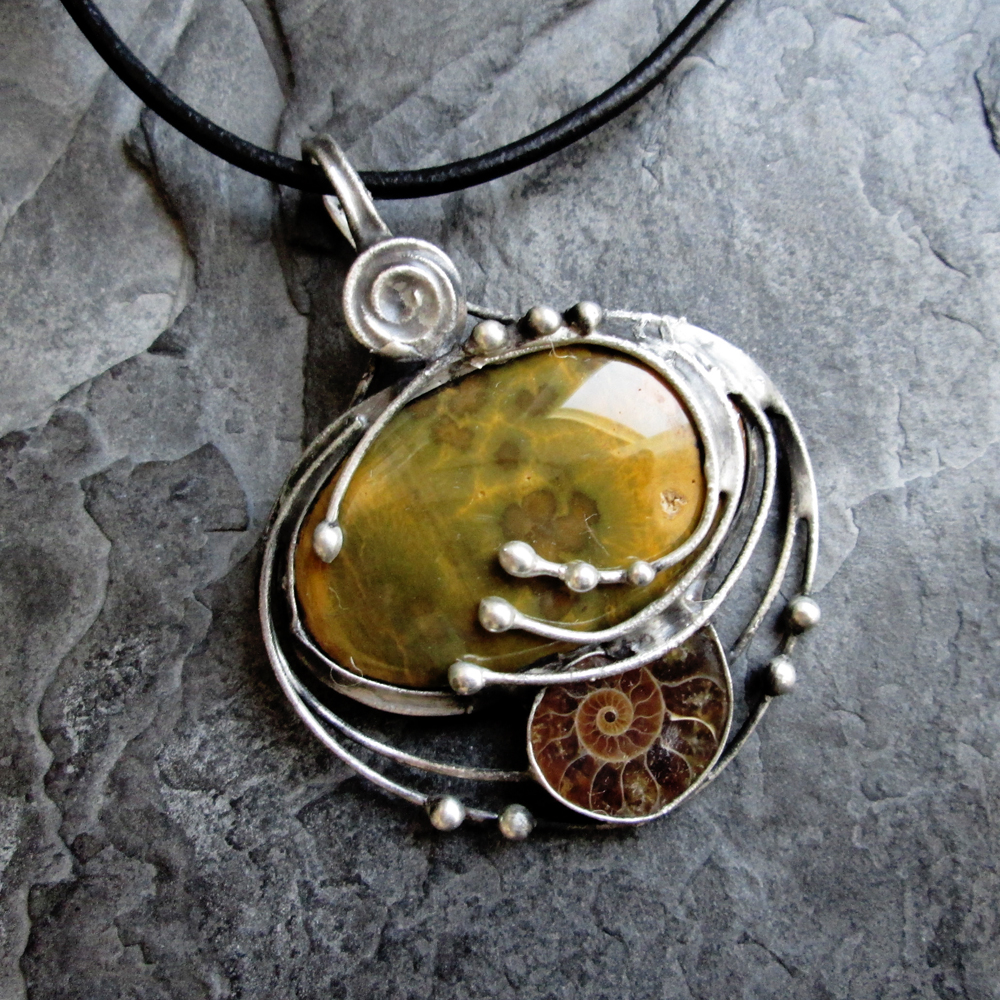 Jaspis oceán s amonitem