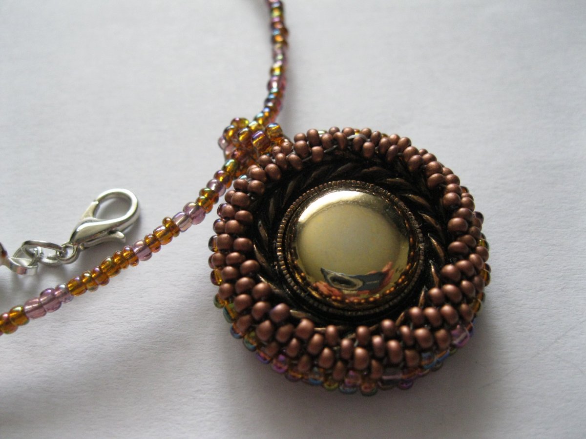 NÁHRDELNÍK ŠITÝ - ČOKOLÁDA