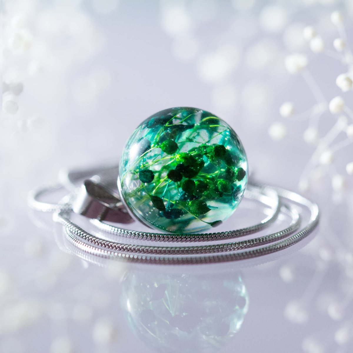 Mechově zelený náhrdelník s pravými kvítky