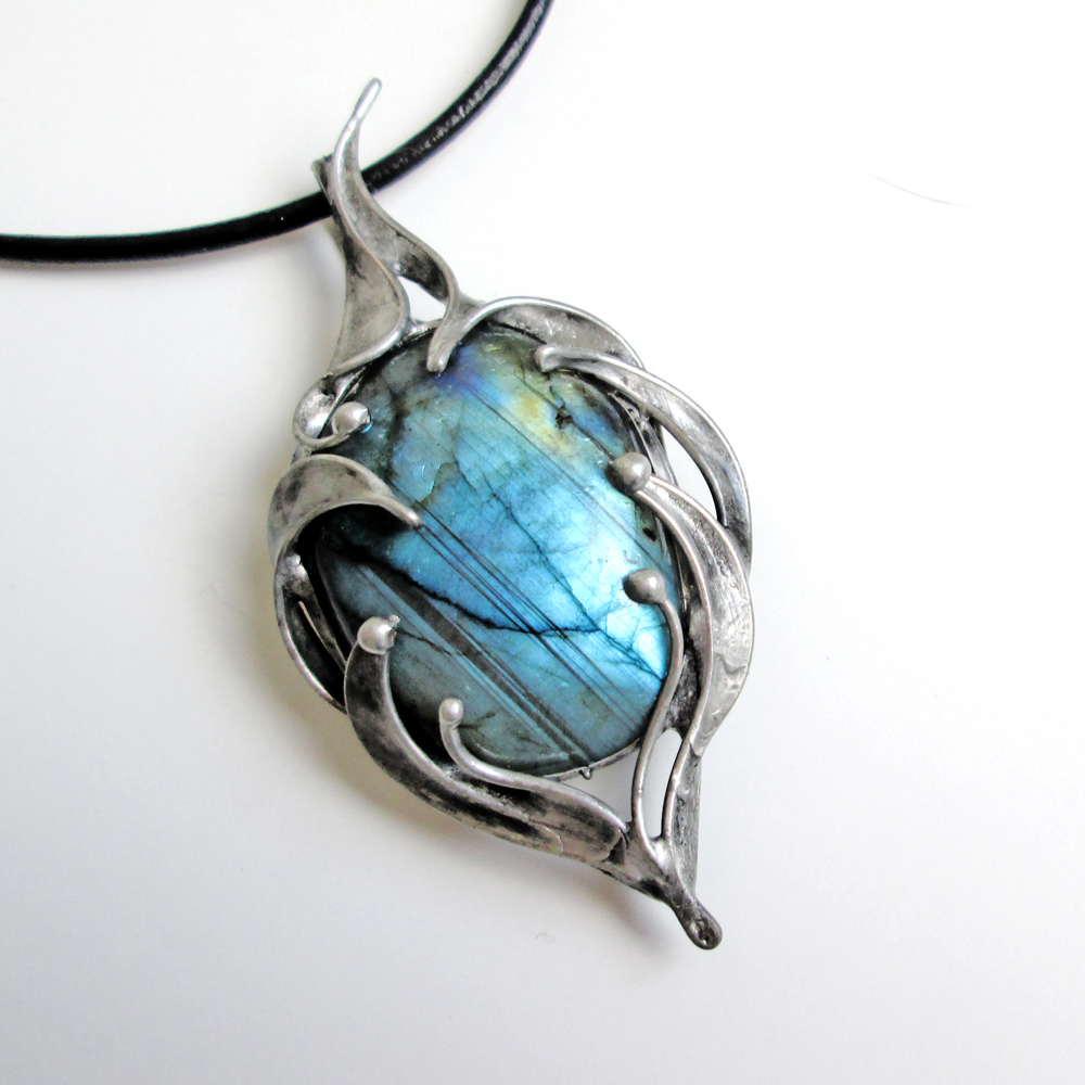 Labradorit modrozelený