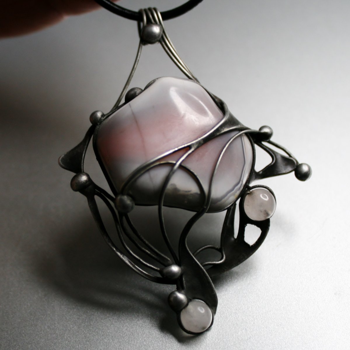 Něha především (růžový achát)