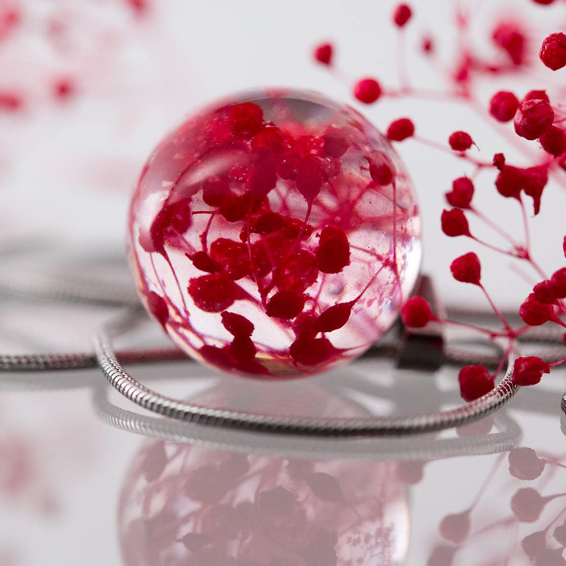 Červený náhrdelník s pravými kvítky