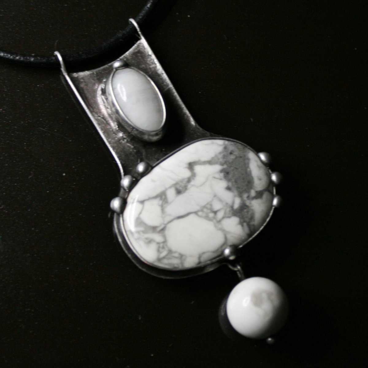 Křepelčí kámen (howlit)