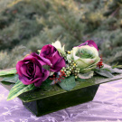 Bordó růže na zelené plechové míse s reliéfem