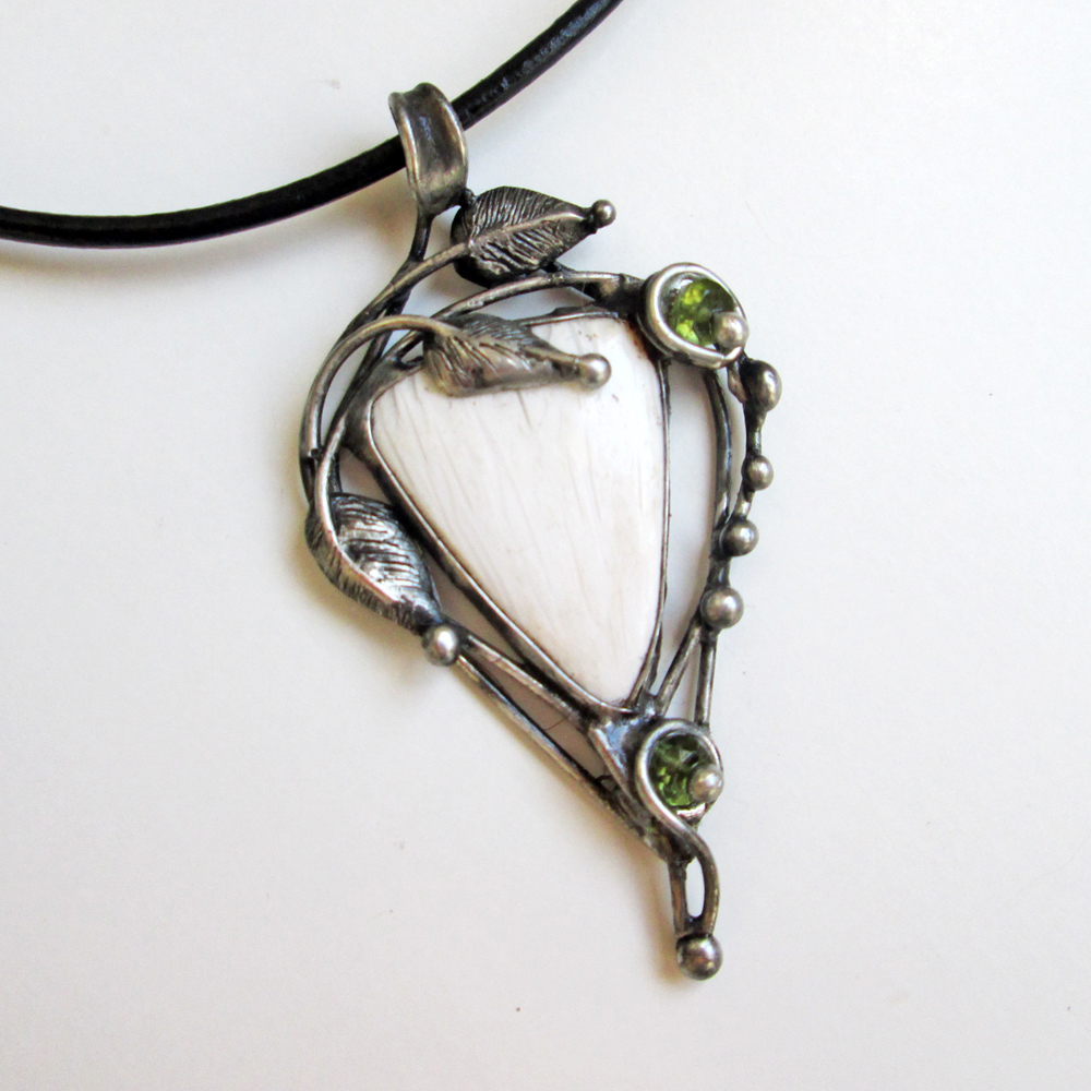 Skolecit s olivínem