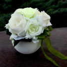 Krémové růže v bílé matné keramické kouli_dekorace na stůl