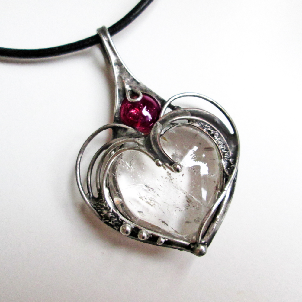 Křišťál s granátem