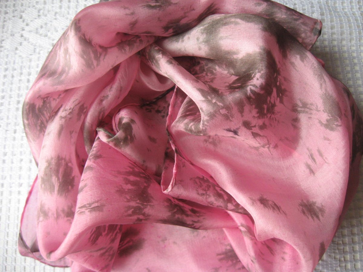 Hedvábná šála Tygr v jahodové zmrzlině.