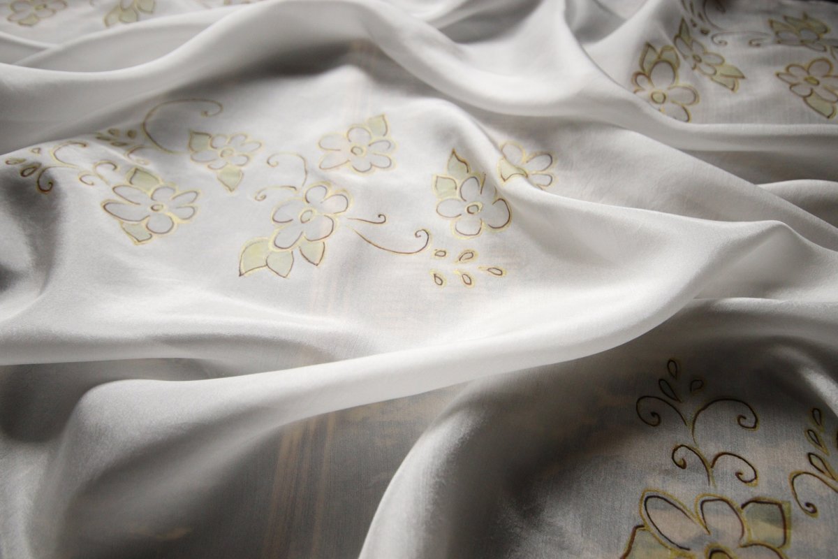 Bílý šátek s květinami