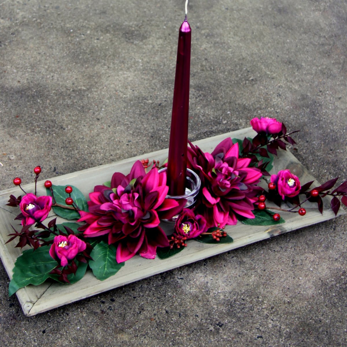 Vánoční svícen fuchsiový na dřevěném tácu