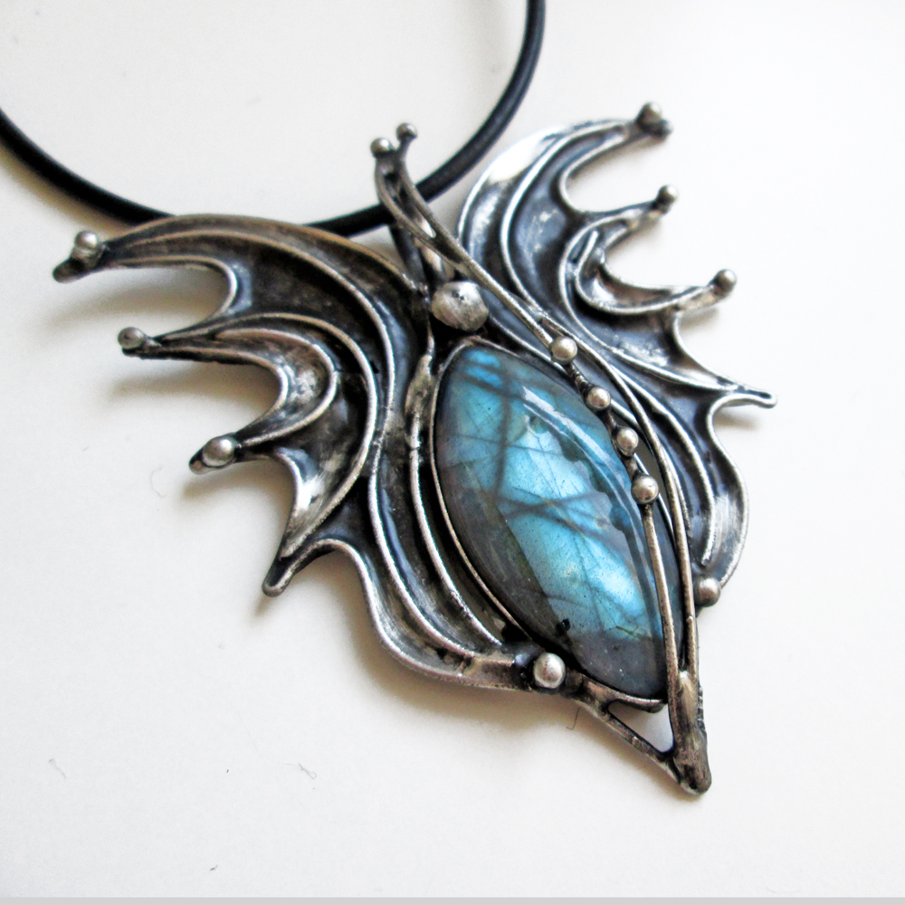 Labradorit okřídlený