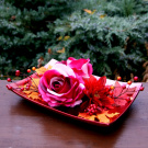 Ohnivé podzimní růže na keramickém tácu