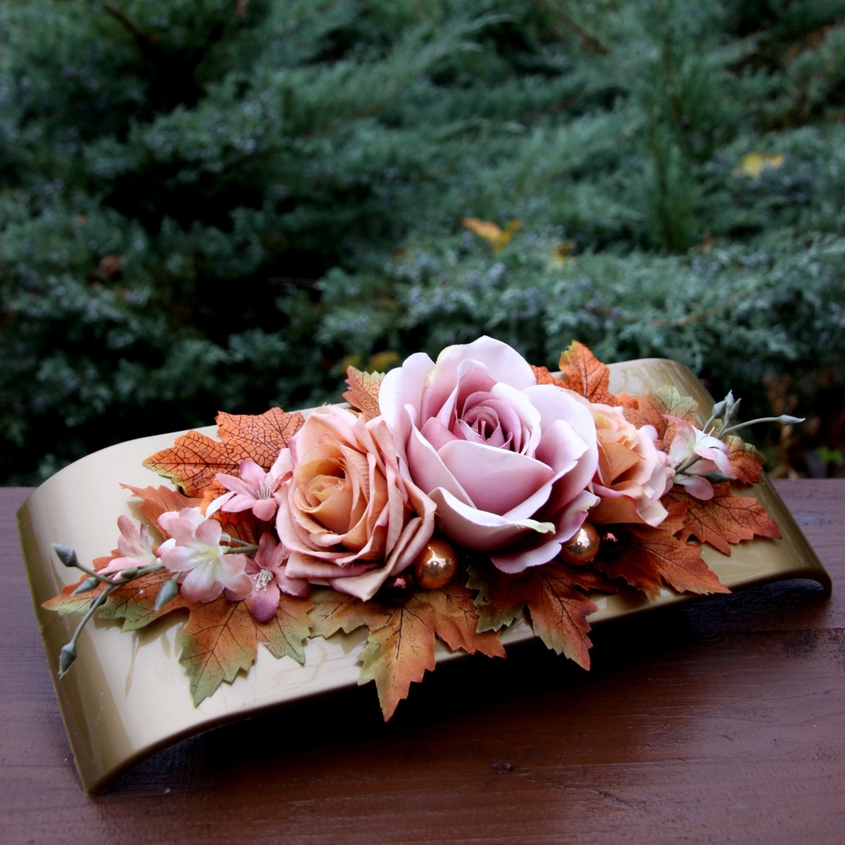 Kávové růže na zlaté misce na stůl