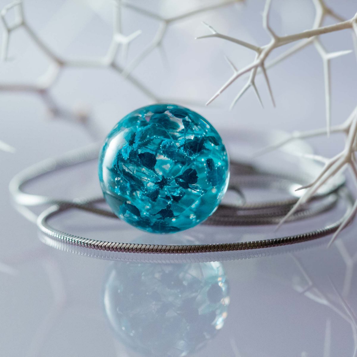 Tyrkysový náhrdelník s pravými kvítky