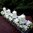 Stříbrná štola s bílými růžičkami a svíčkami