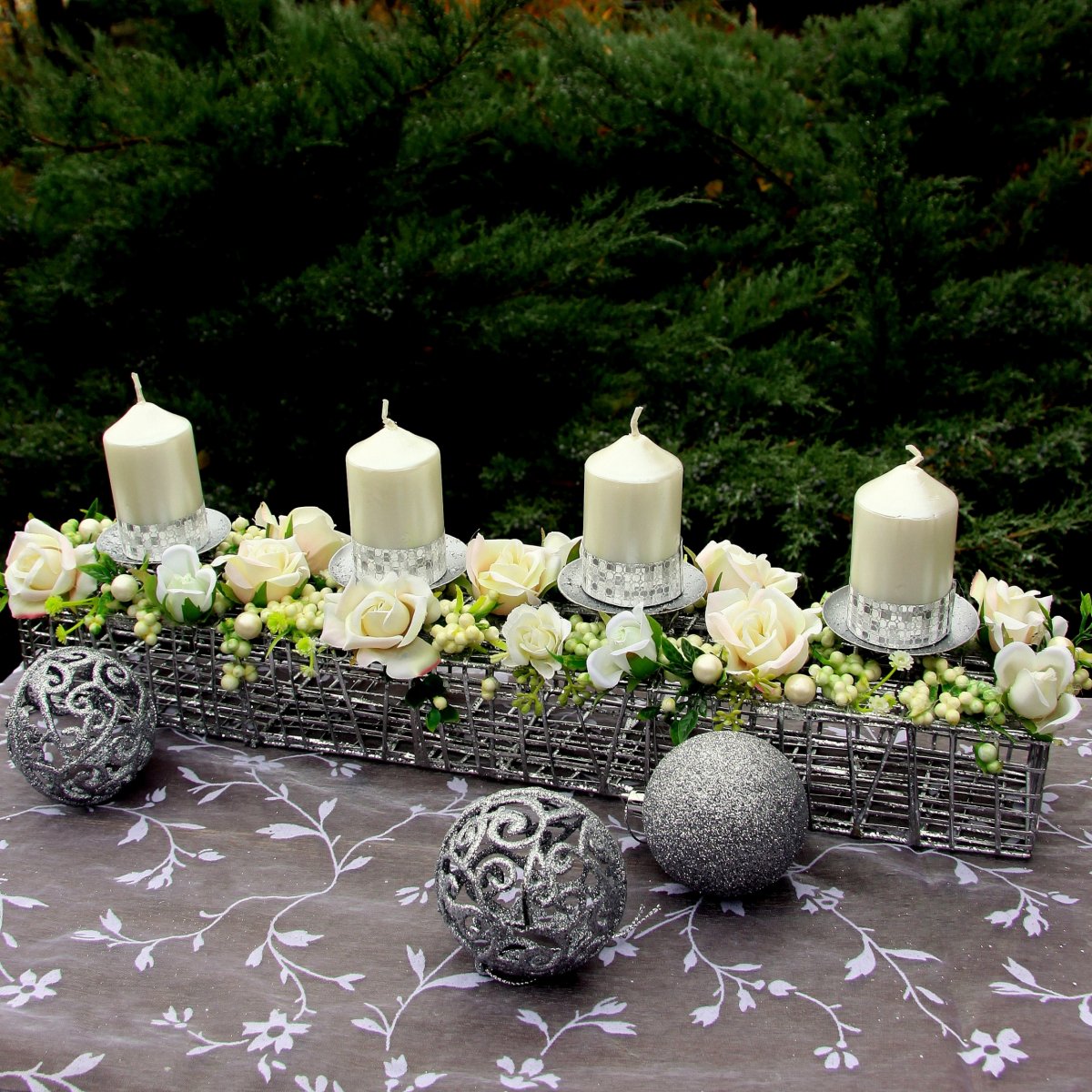 Adventní svícen s růžemi v odstínu champagne