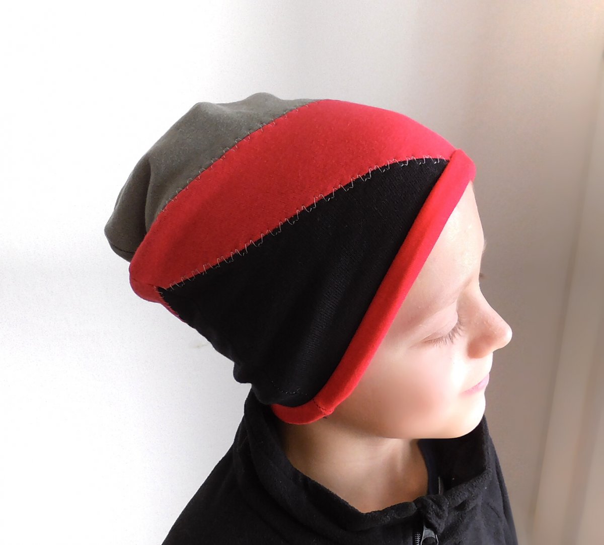 čepice KHAKI,ČERVENÁ,ČERNÁ