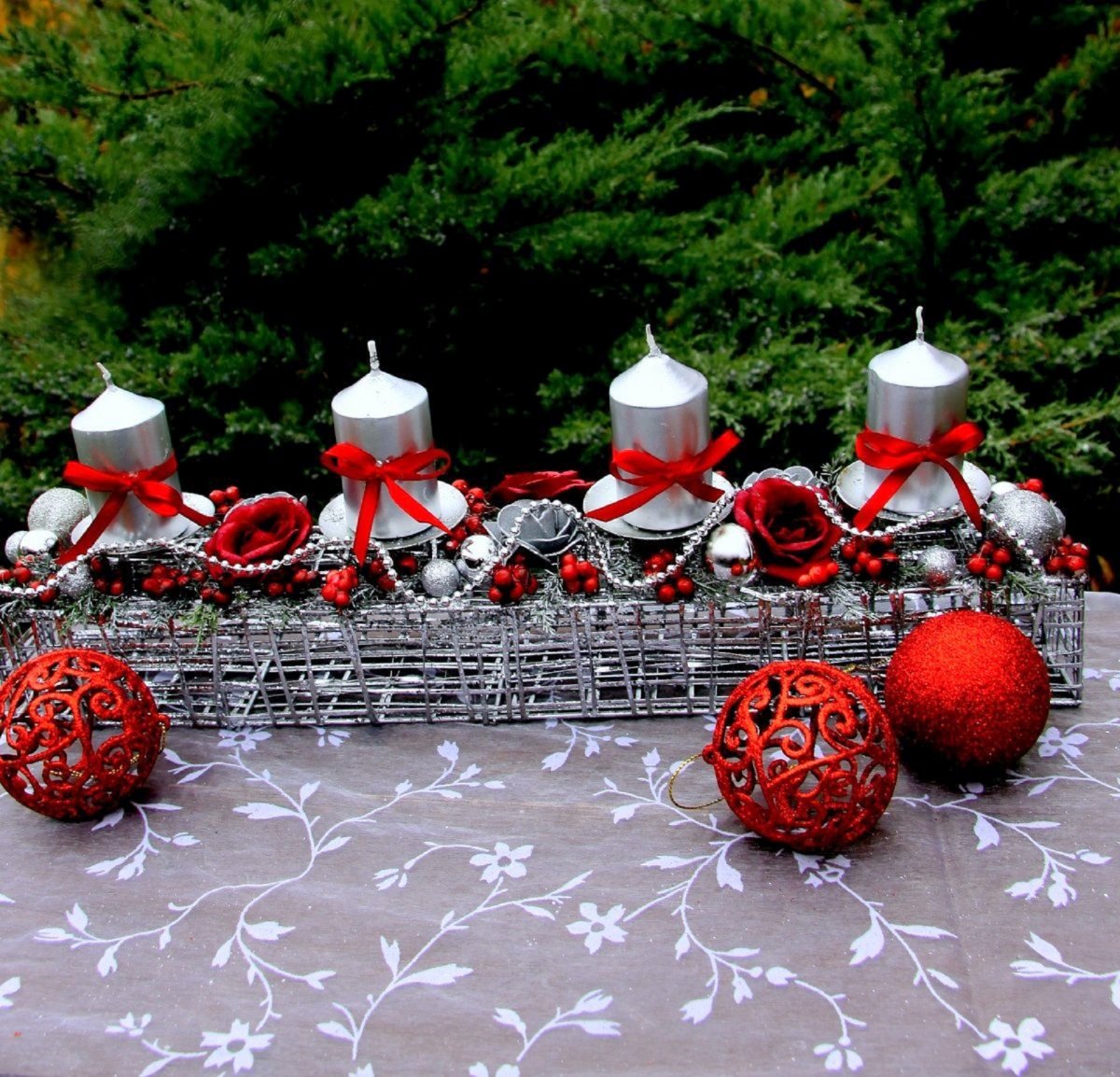 Adventní štola se stříbrnými svíčkami