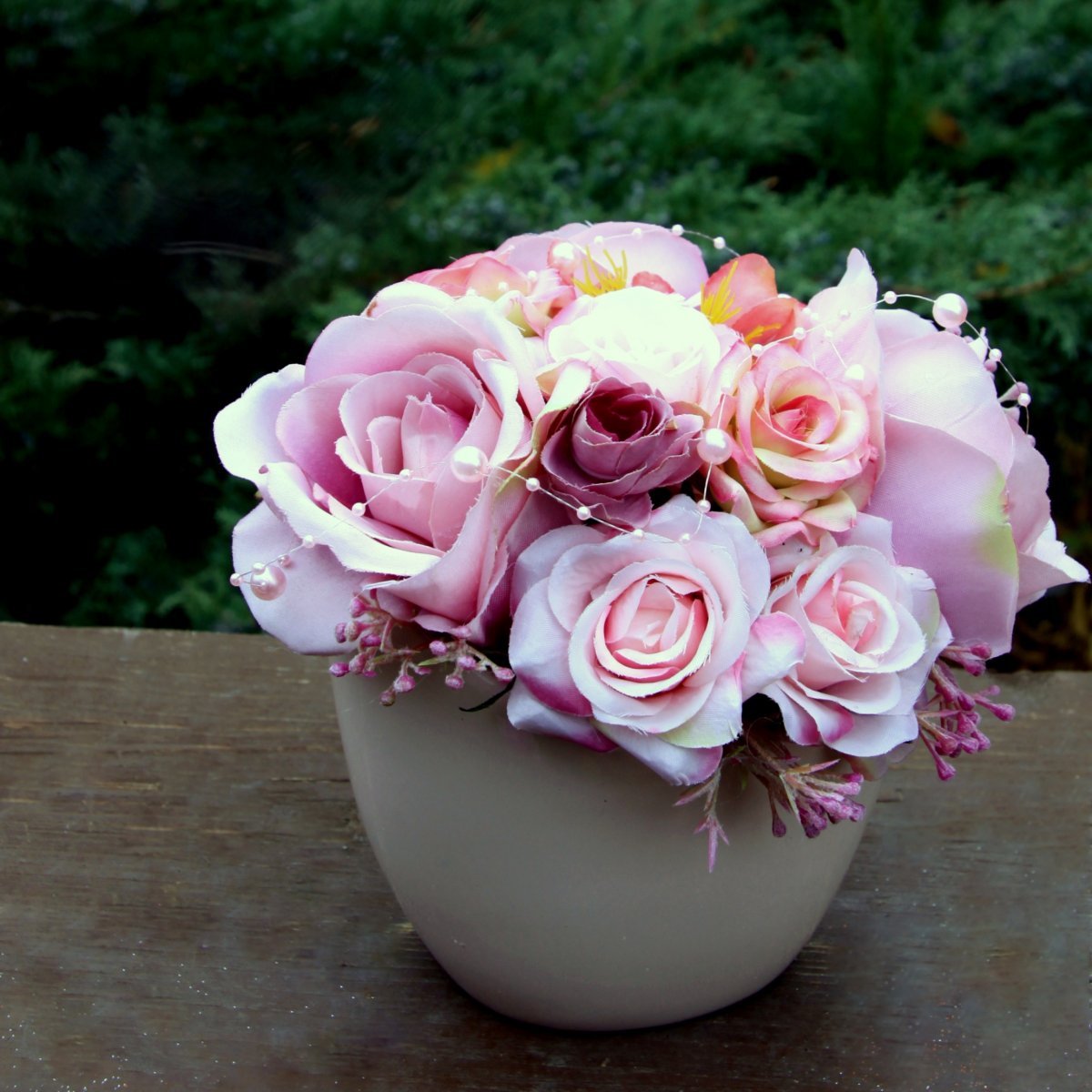 Vánoční kytice růží v pudrové lodičce_dekorace na stůl